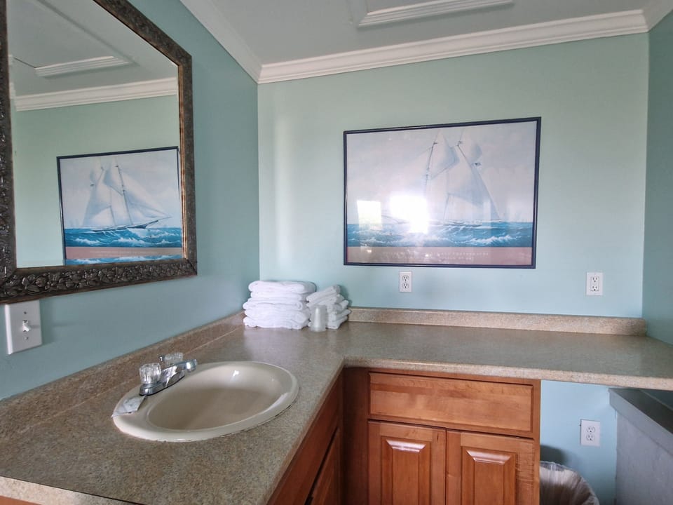 Room, 2 Queen Beds, Beachside | Bed sheets