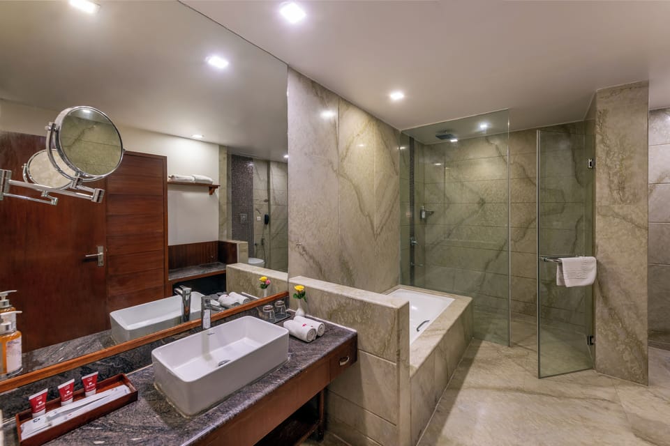 Suite | Bathroom | Shower, free toiletries, hair dryer, towels