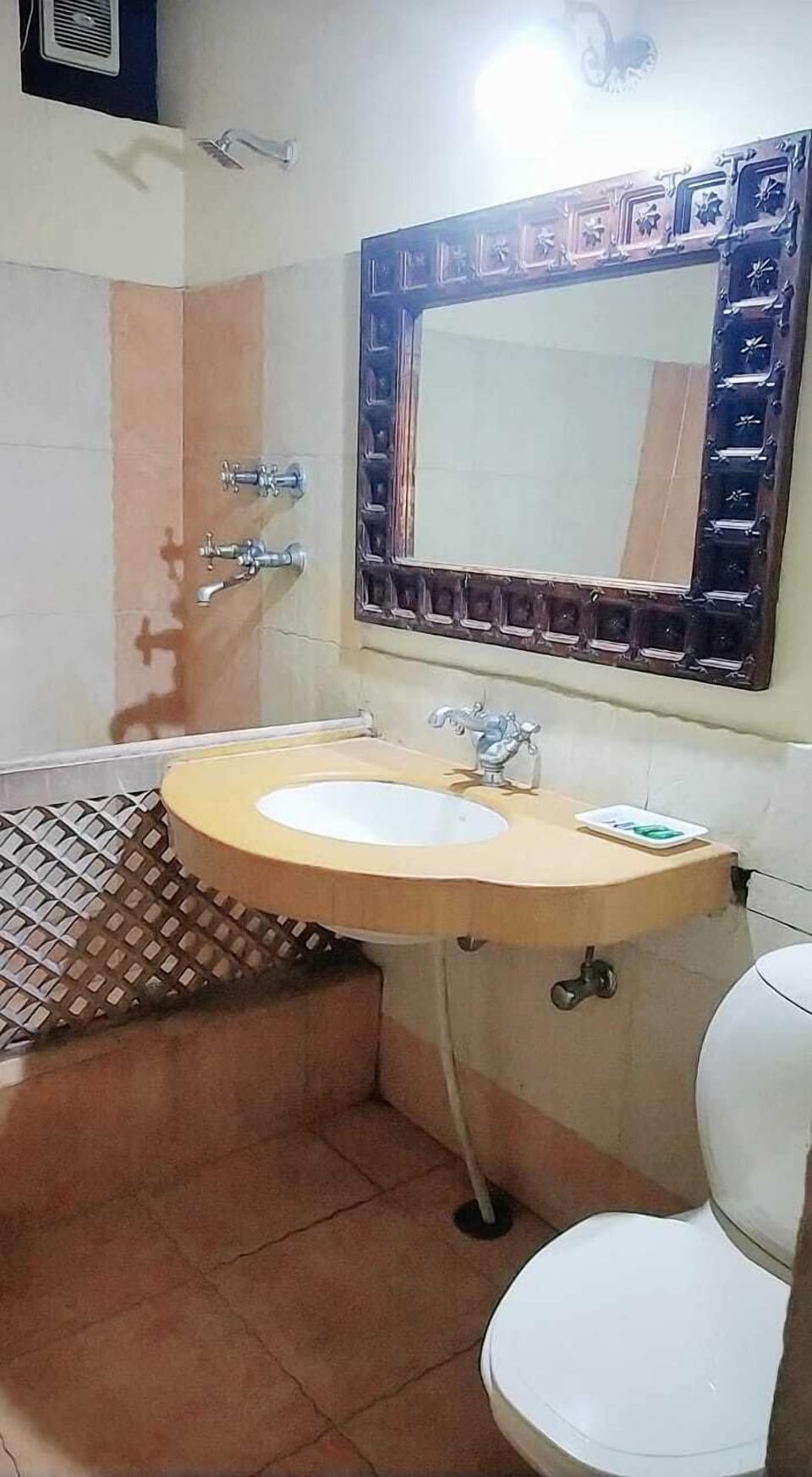 Deluxe Double Room | Bathroom | Free toiletries, hair dryer, towels