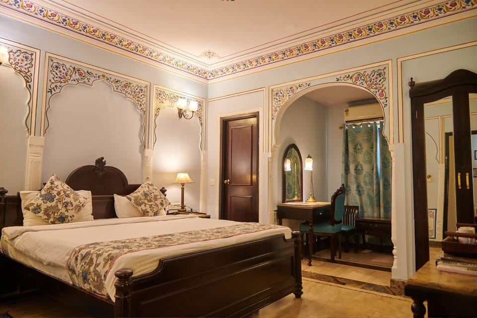 Deluxe Room | Minibar, in-room safe, desk, laptop workspace
