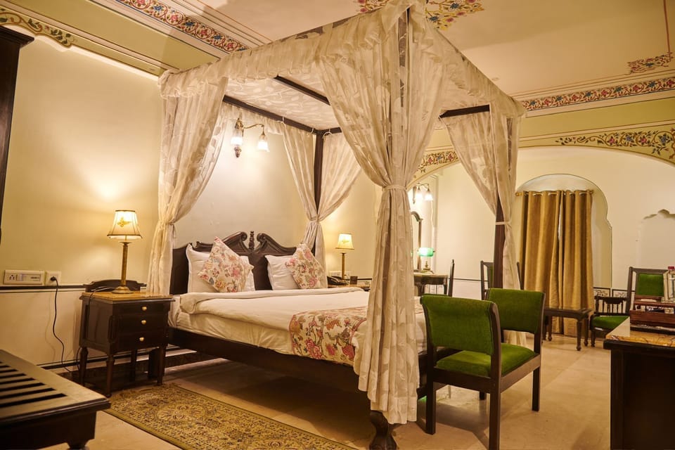 Premium Room | Minibar, in-room safe, desk, laptop workspace