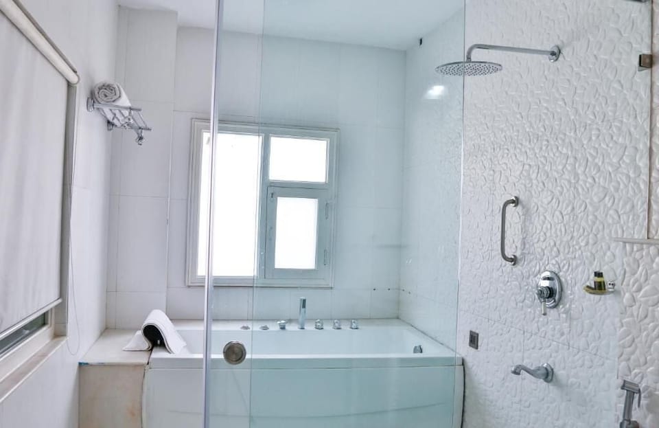 Heritage Suite | Bathroom | Shower, rainfall showerhead, bathrobes, slippers