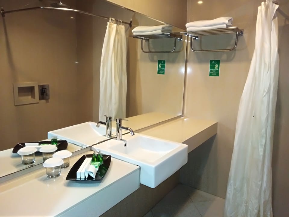 Shower, free toiletries