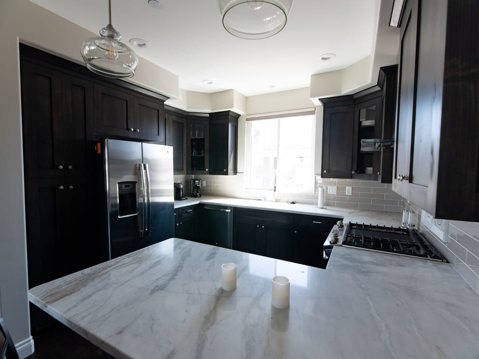 Stainless Steel GE appliances, plenty of Cabinet space