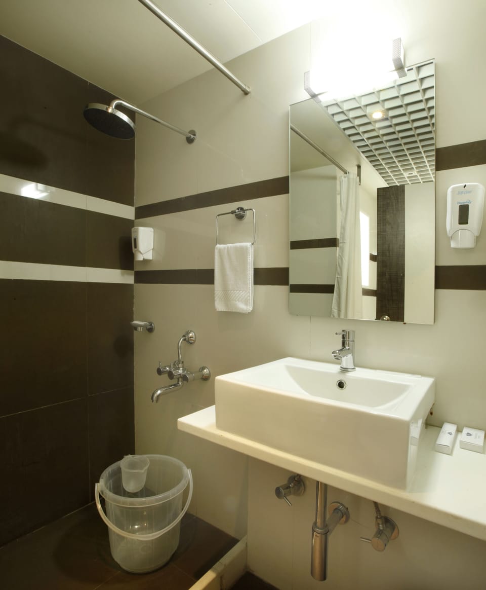 Executive Room | Bathroom | Shower, free toiletries, hair dryer, towels