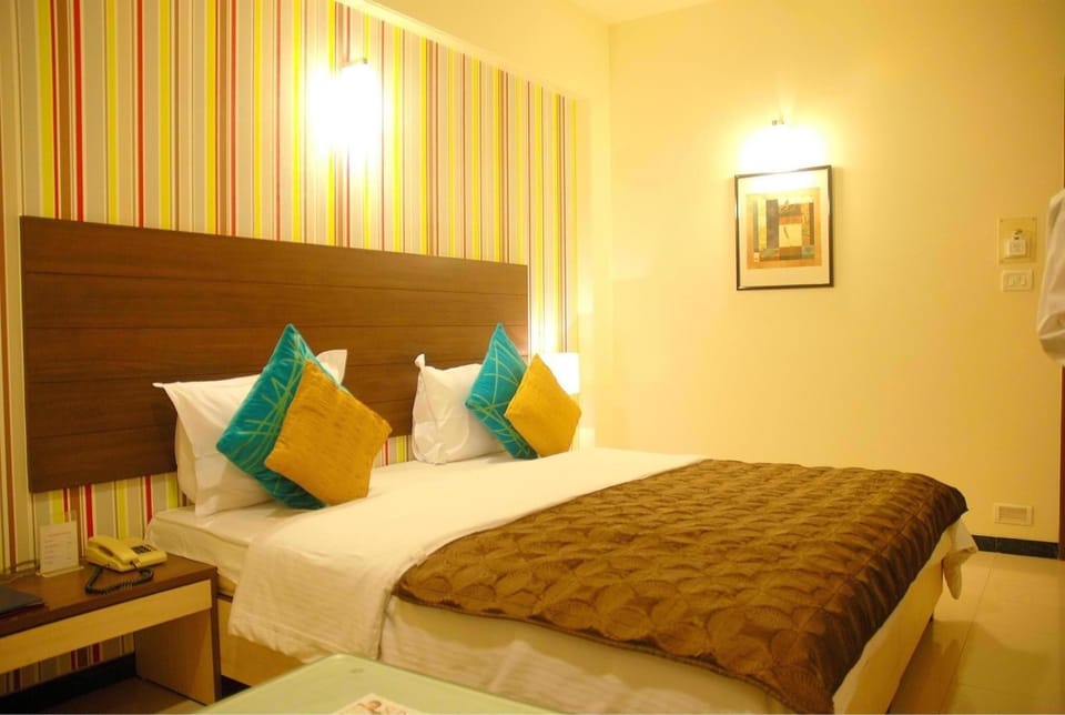 Executive Room | Minibar, in-room safe, desk, laptop workspace