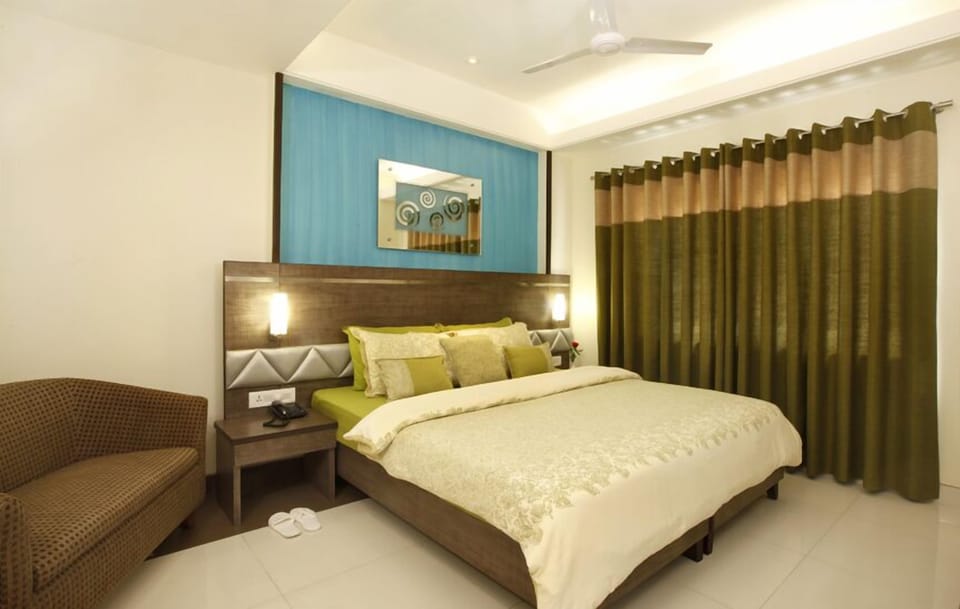 Executive Room | Minibar, in-room safe, desk, laptop workspace
