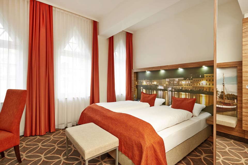 Superior Double Room | In-room safe, desk, soundproofing, iron/ironing board