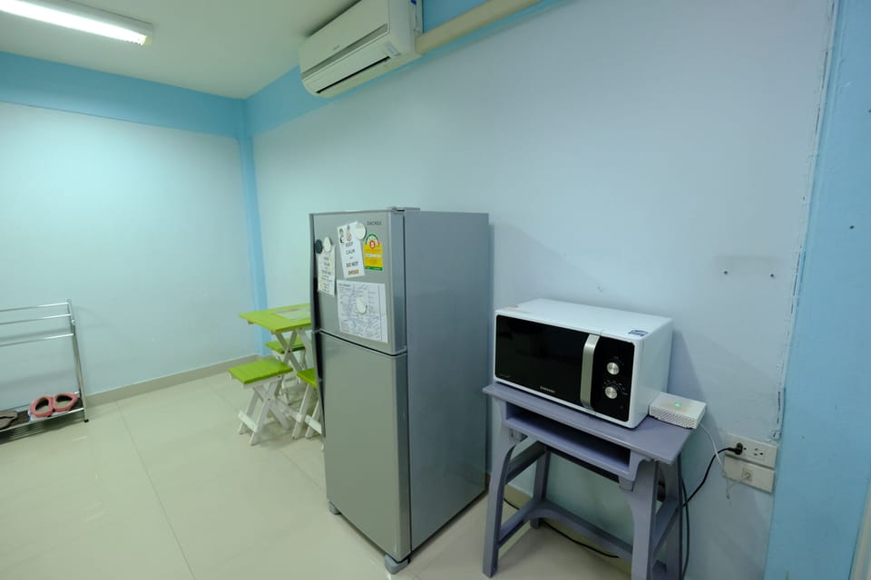 Family Room  | Private kitchenette | Full-size fridge, microwave, electric kettle
