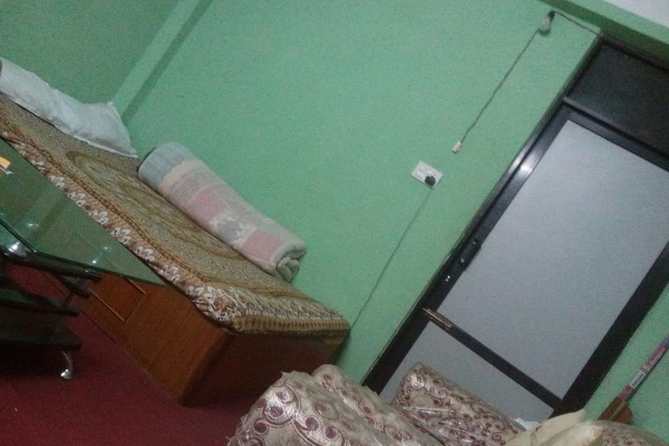 Basic Triple Room | Bathroom | Shower, free toiletries, towels
