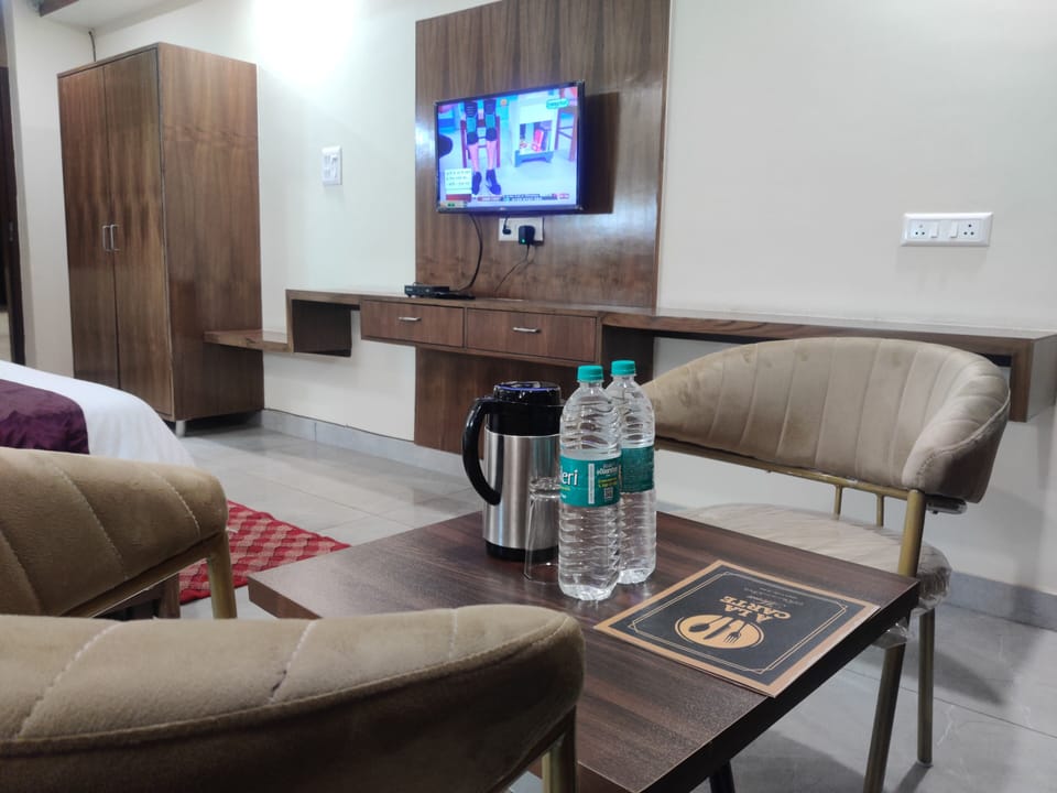 Superior Double Room, 1 King Bed, Accessible | Living area | 32-inch Smart TV with satellite channels