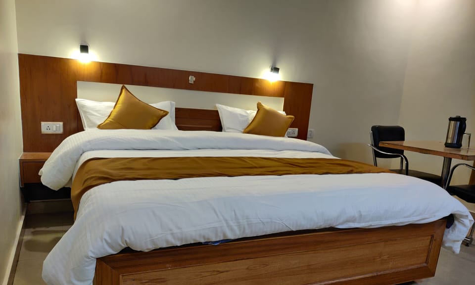 Deluxe Double Room, 1 Double Bed | Pillowtop beds, individually decorated, individually furnished, desk