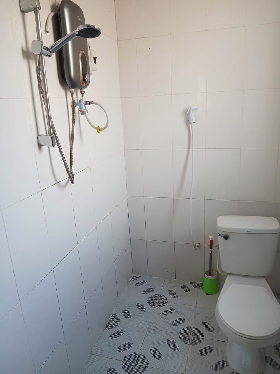 Comfort Quadruple Room | Bathroom | Shower, free toiletries
