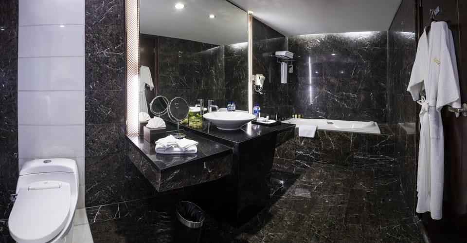 Junior Suite Smoking | Bathroom | Free toiletries, hair dryer, slippers, bidet