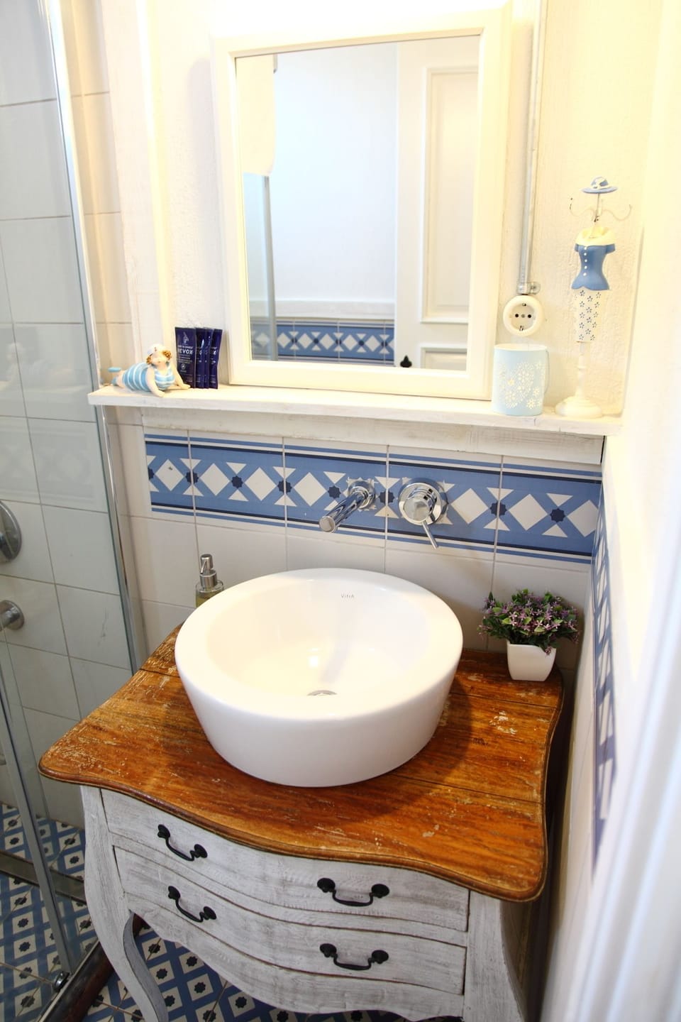 Standard Double Room, Garden View | Bathroom | Shower, free toiletries, hair dryer, slippers