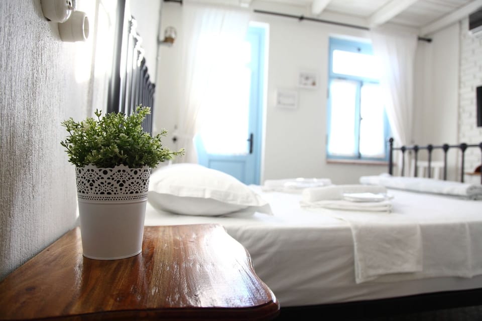 Desk, soundproofing, free WiFi, bed sheets