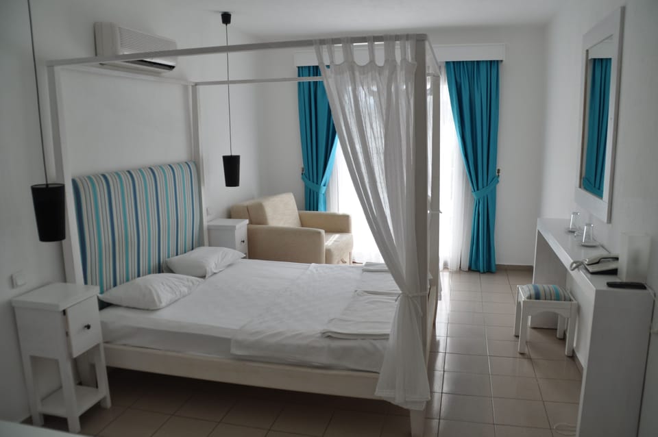 Standard Room, 1 Bedroom, Pool View, Beachfront | In-room safe, free WiFi, bed sheets