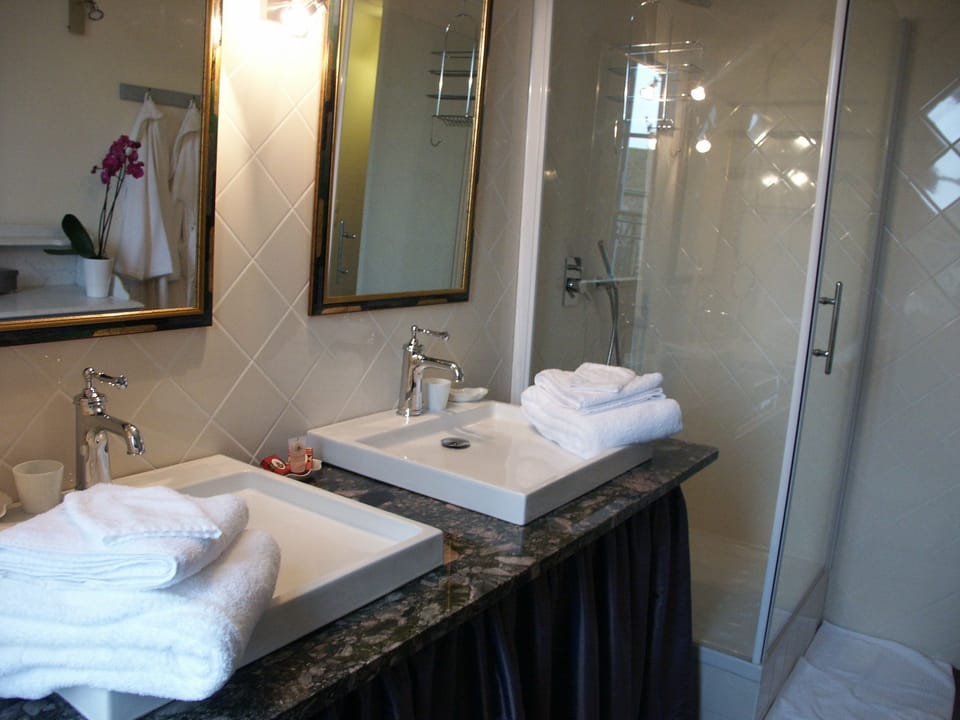 Double Room (Neo Classic) | Bathroom | Free toiletries, hair dryer, bathrobes, slippers