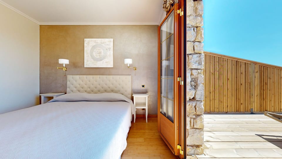 Comfort Room, Terrace, Valley View | Minibar, in-room safe, blackout drapes, iron/ironing board