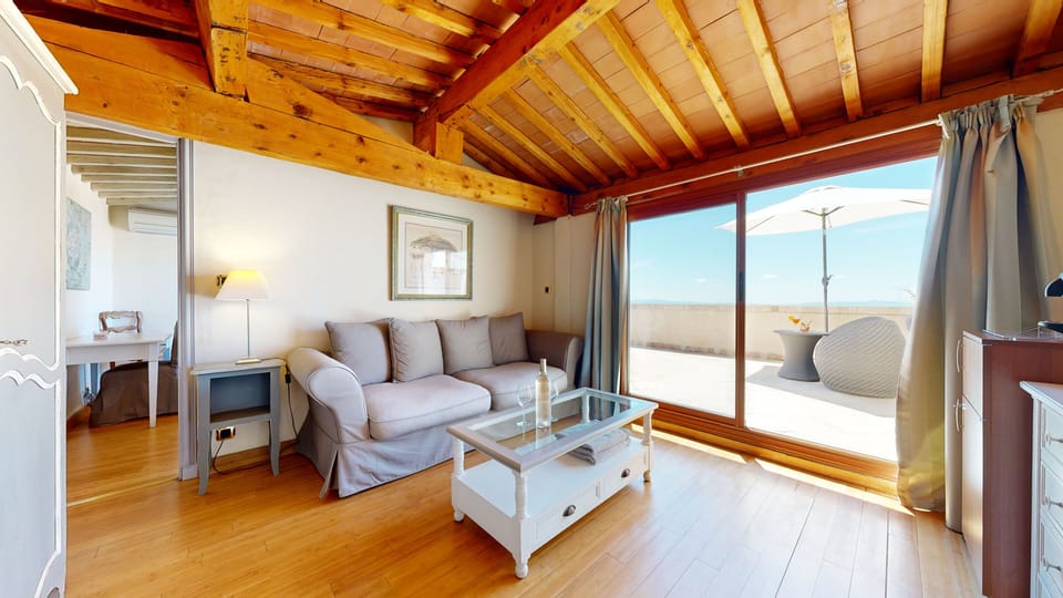 Deluxe Suite, Terrace, Valley View | Living area | Flat-screen TV, books