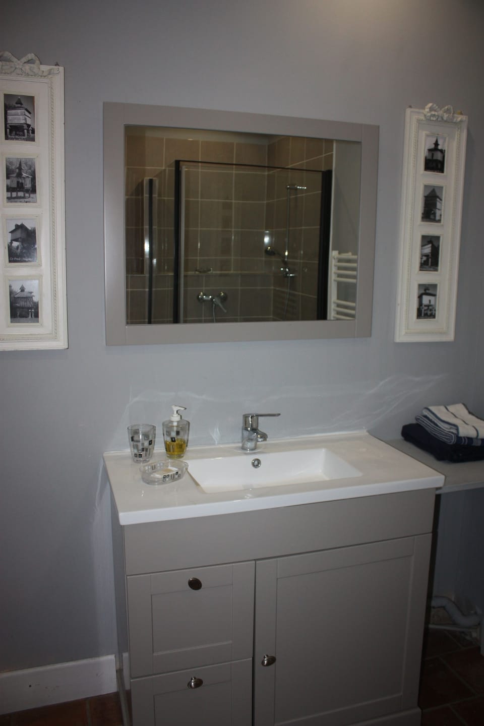 Triple Room (Les Pigeonniers) | Bathroom sink