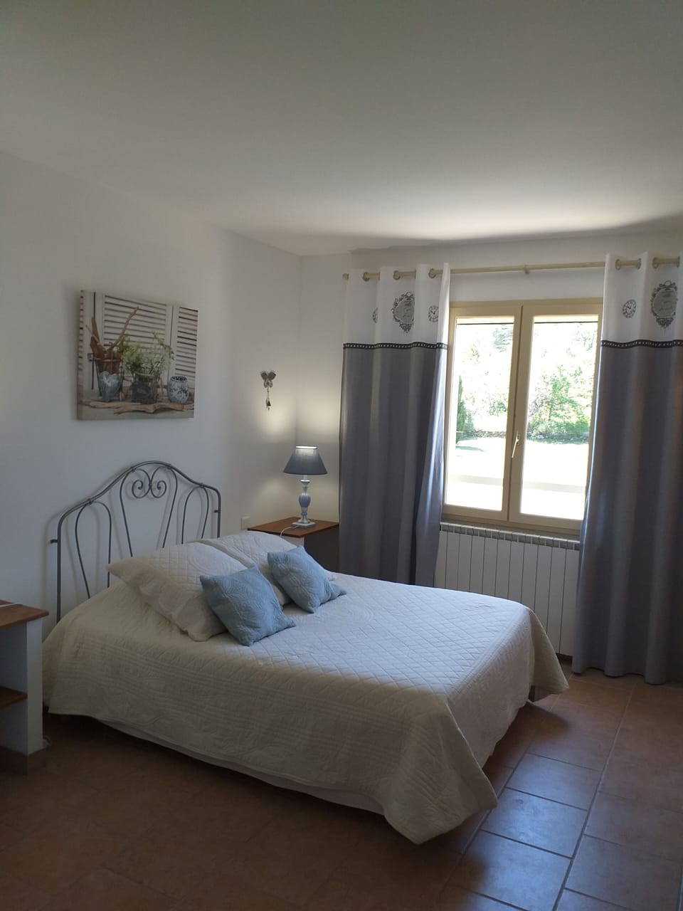 Comfort Room (Zora) | Premium bedding, desk, free WiFi, bed sheets