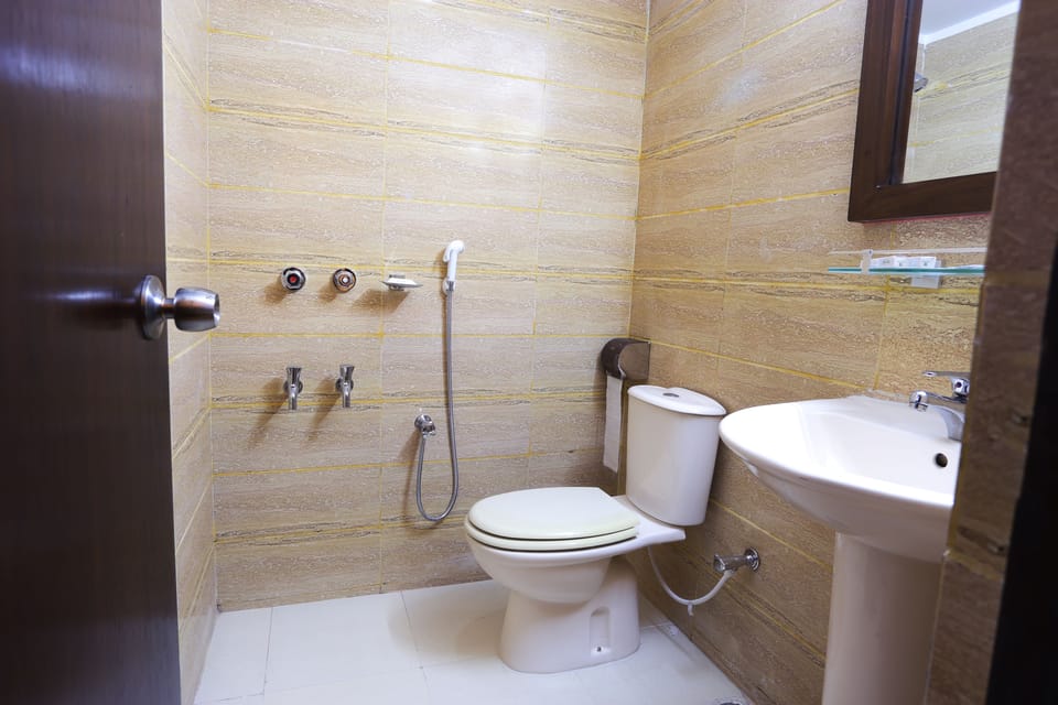 Deluxe Double Room | Bathroom | Shower, free toiletries