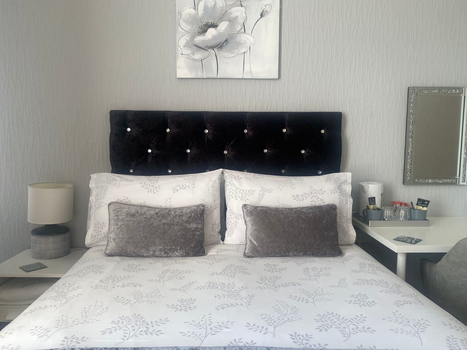 Double Room, Ensuite | Soundproofing, free WiFi, bed sheets