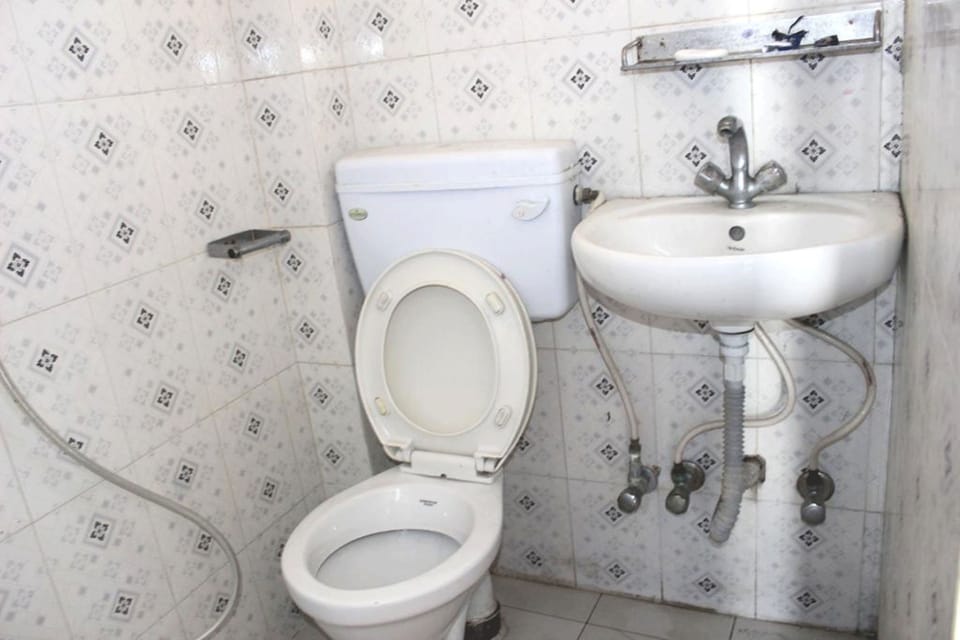 Basic Twin Room | Bathroom | Shower, free toiletries, slippers, bidet