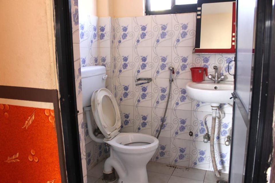 Shower, free toiletries, slippers, bidet