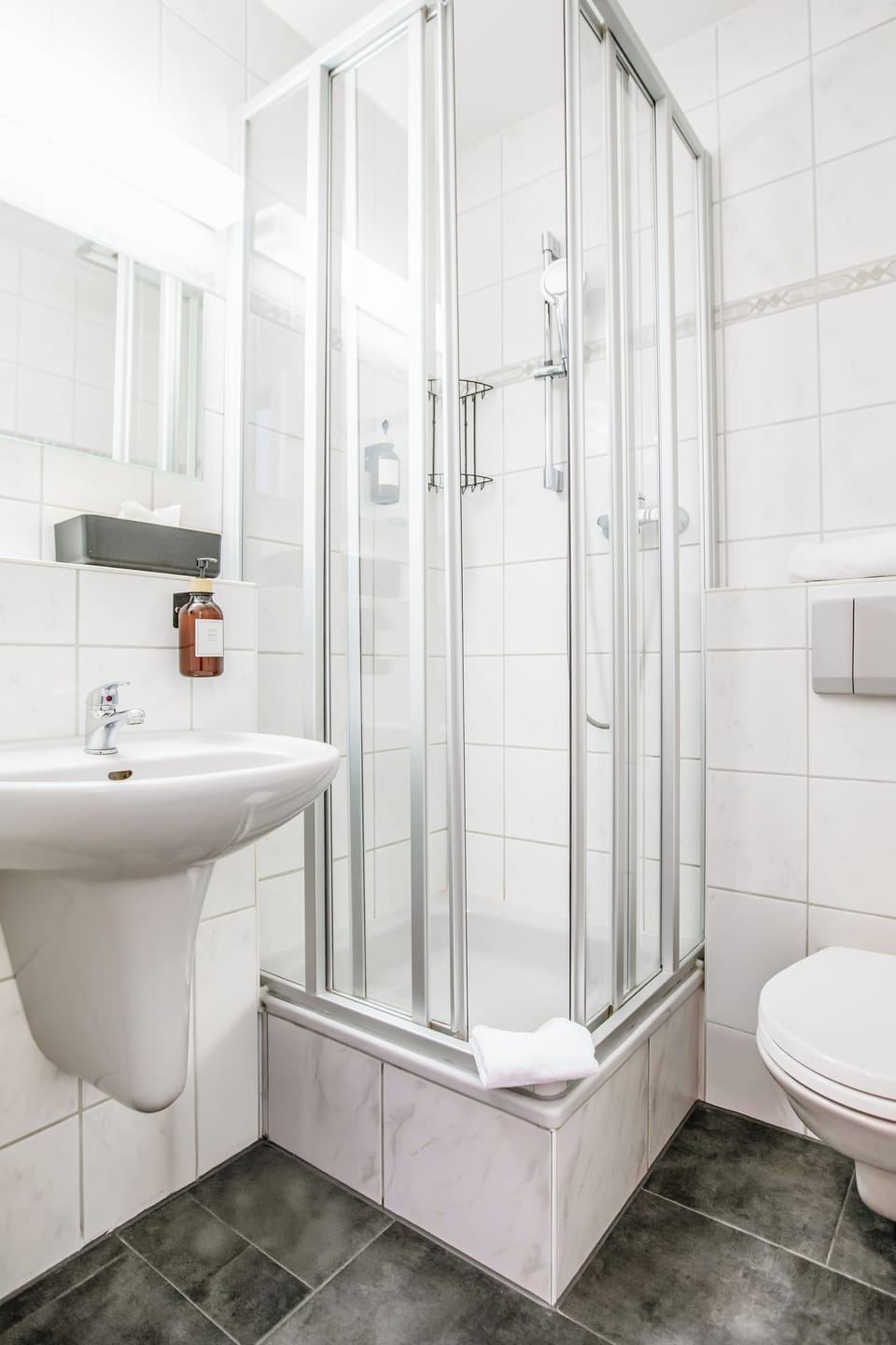 Basic Single Room | Bathroom | Shower, hair dryer, towels, soap