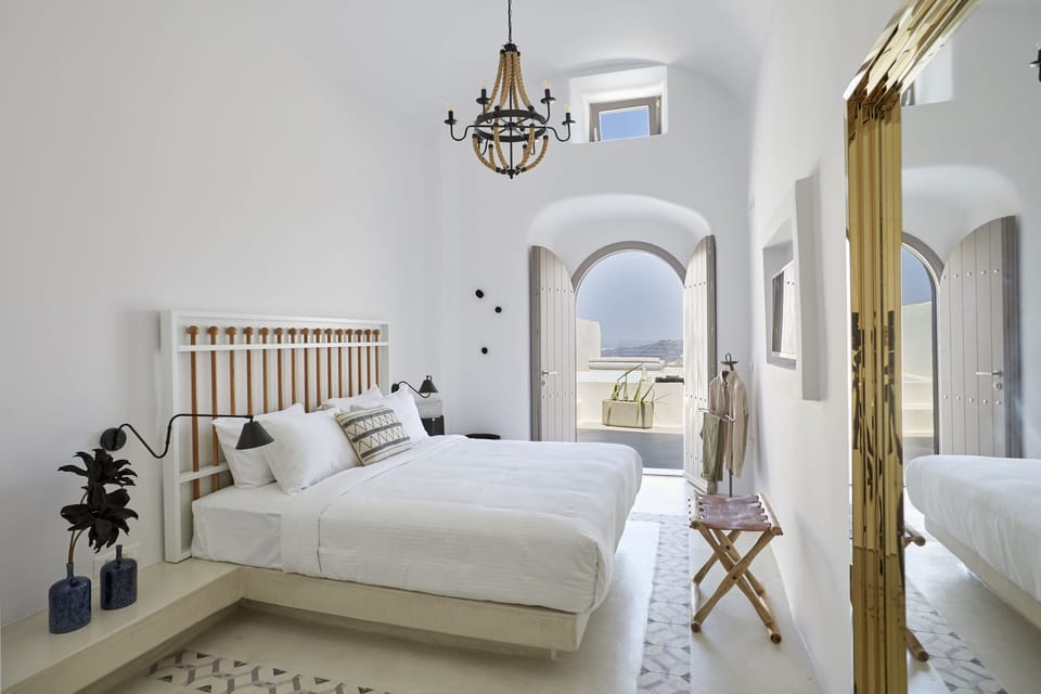 Two Bedroom Cave Suite with Outdoor Hot Tub and Panoramic View | Minibar, in-room safe, desk, soundproofing