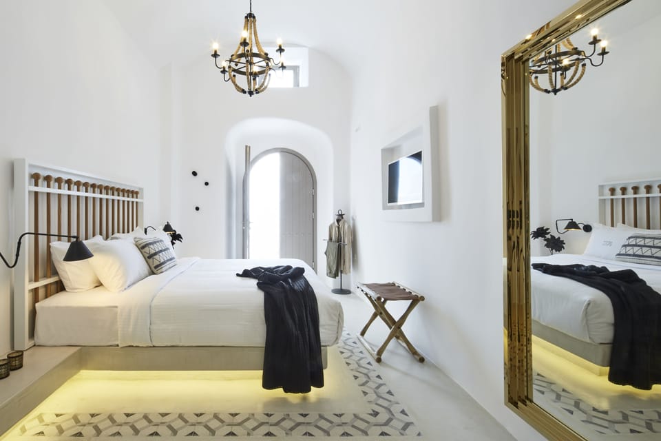 Two Bedroom Cave Suite with Outdoor Hot Tub and Panoramic View | Minibar, in-room safe, desk, soundproofing