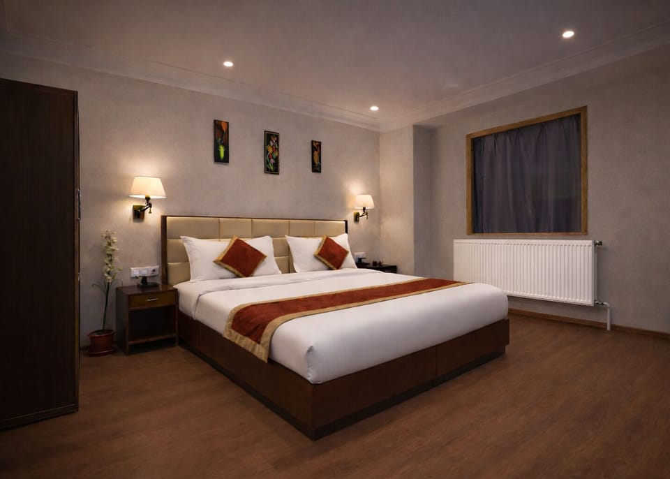 Deluxe Double or Twin Room | Desk, WiFi (free), bed sheets