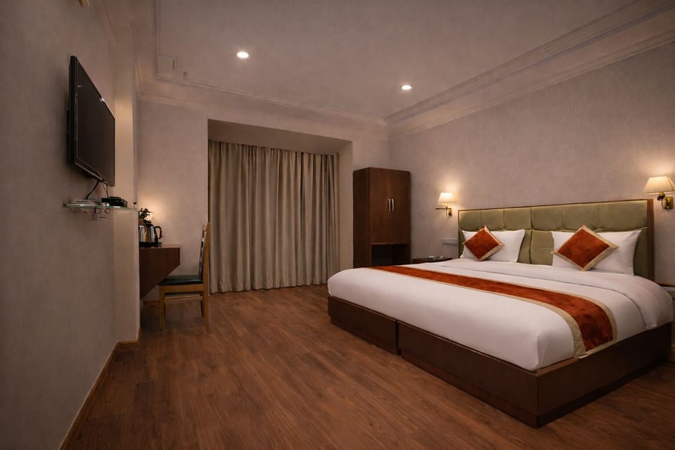 Deluxe Double or Twin Room | Desk, WiFi (free), bed sheets