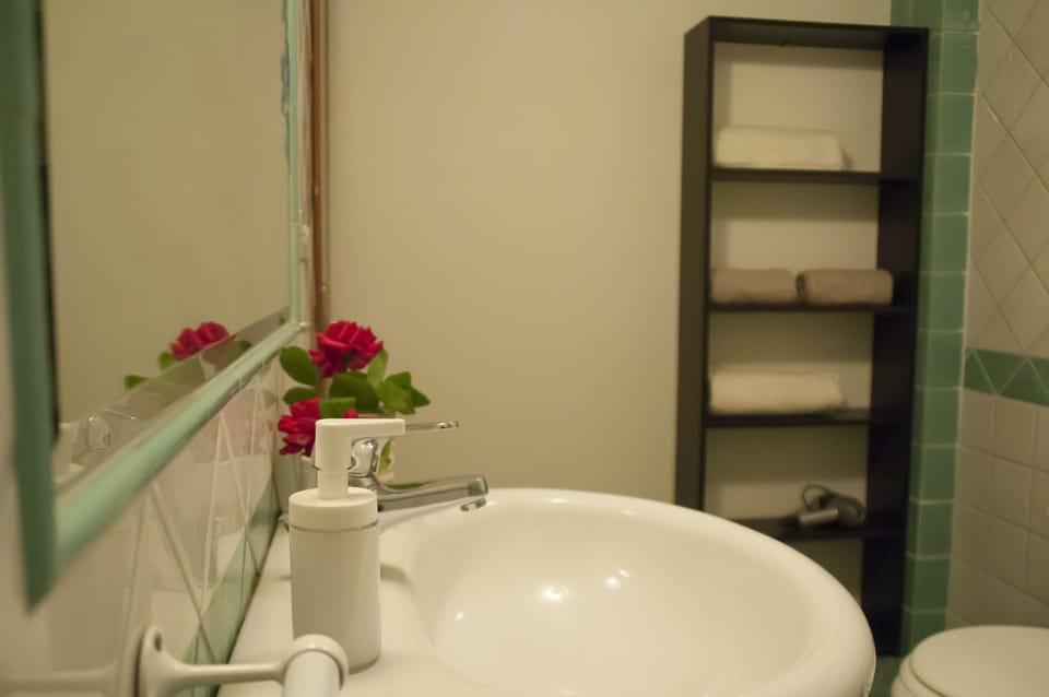 Family Quadruple Room | Bathroom | Shower, rainfall showerhead, free toiletries, hair dryer