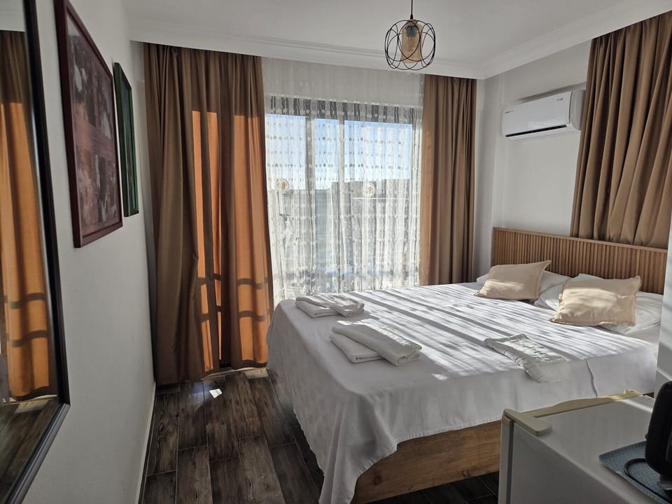 Minibar, free WiFi, bed sheets