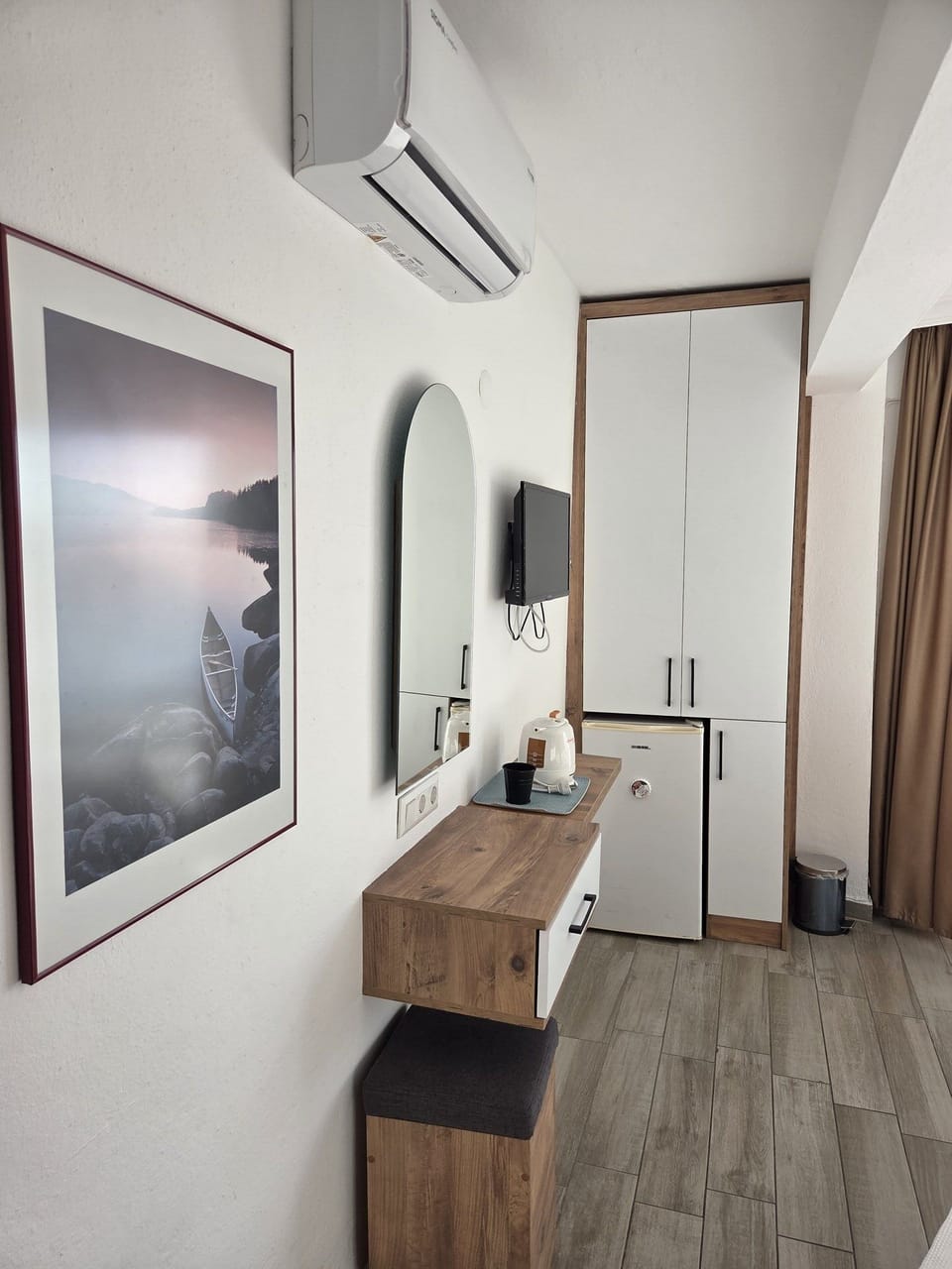 Minibar, WiFi (free), bed sheets