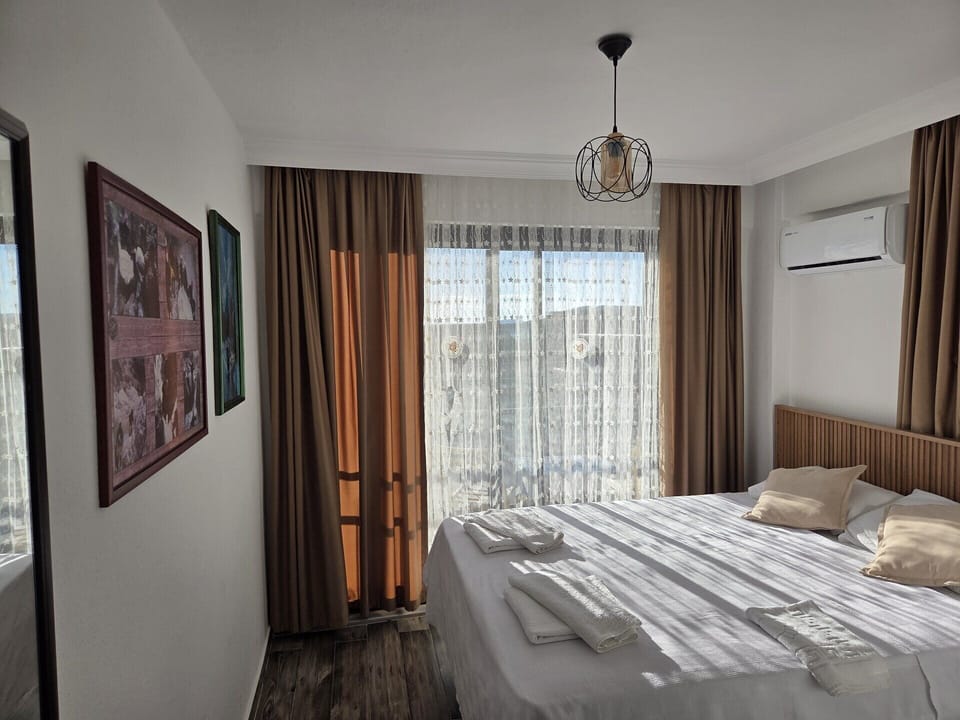 Double Room | Minibar, WiFi (free), bed sheets