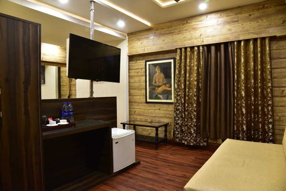 Royal Room | Iron/ironing board, free WiFi