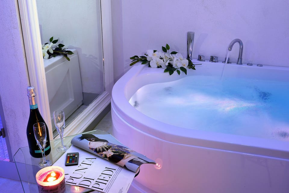 Couples treatment rooms, hot tub, steam room, massages