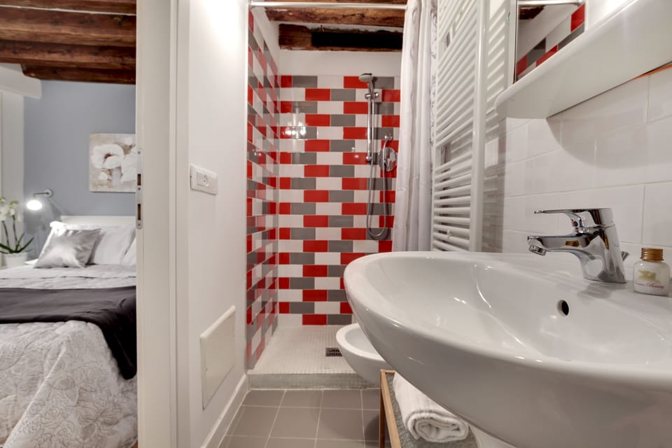 Apartment, 2 Bedrooms | Bathroom | Shower, hair dryer, bidet, towels