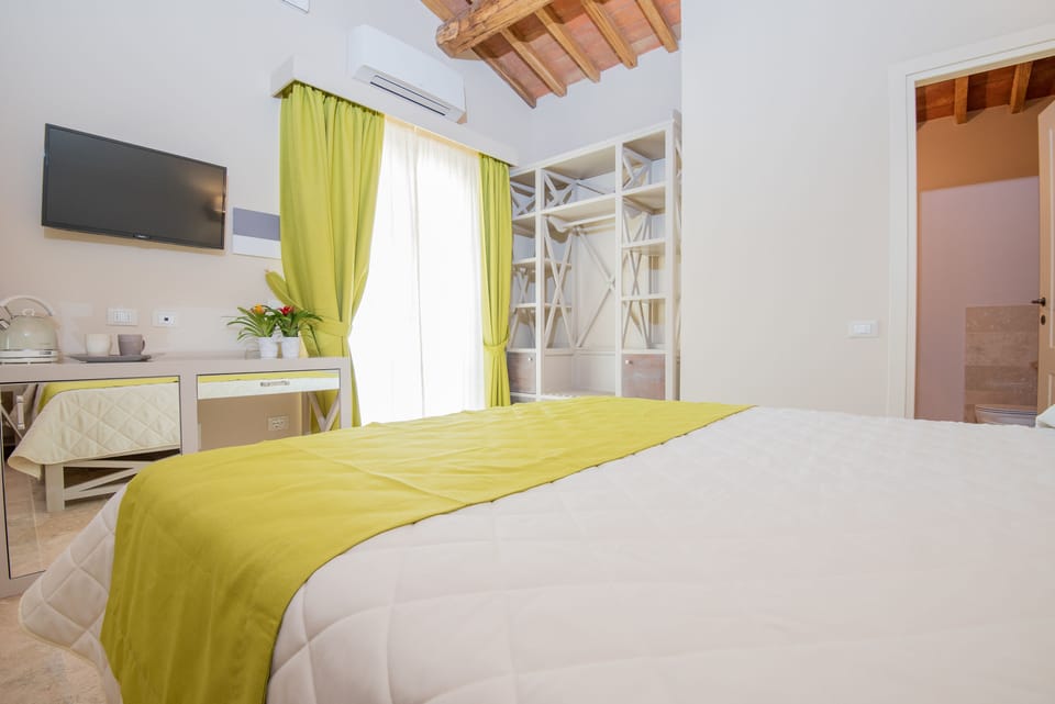 Comfort Double or Twin Room | Minibar, in-room safe, desk, blackout drapes