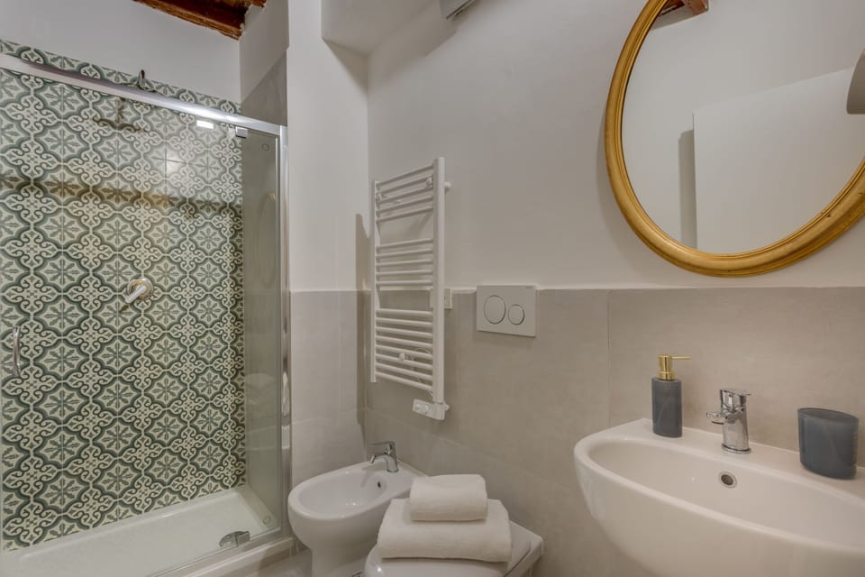Comfort Double Room | Bathroom | Shower, free toiletries, hair dryer, bidet