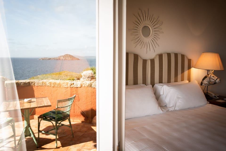 Deluxe Suite | 1 bedroom, premium bedding, minibar, in-room safe