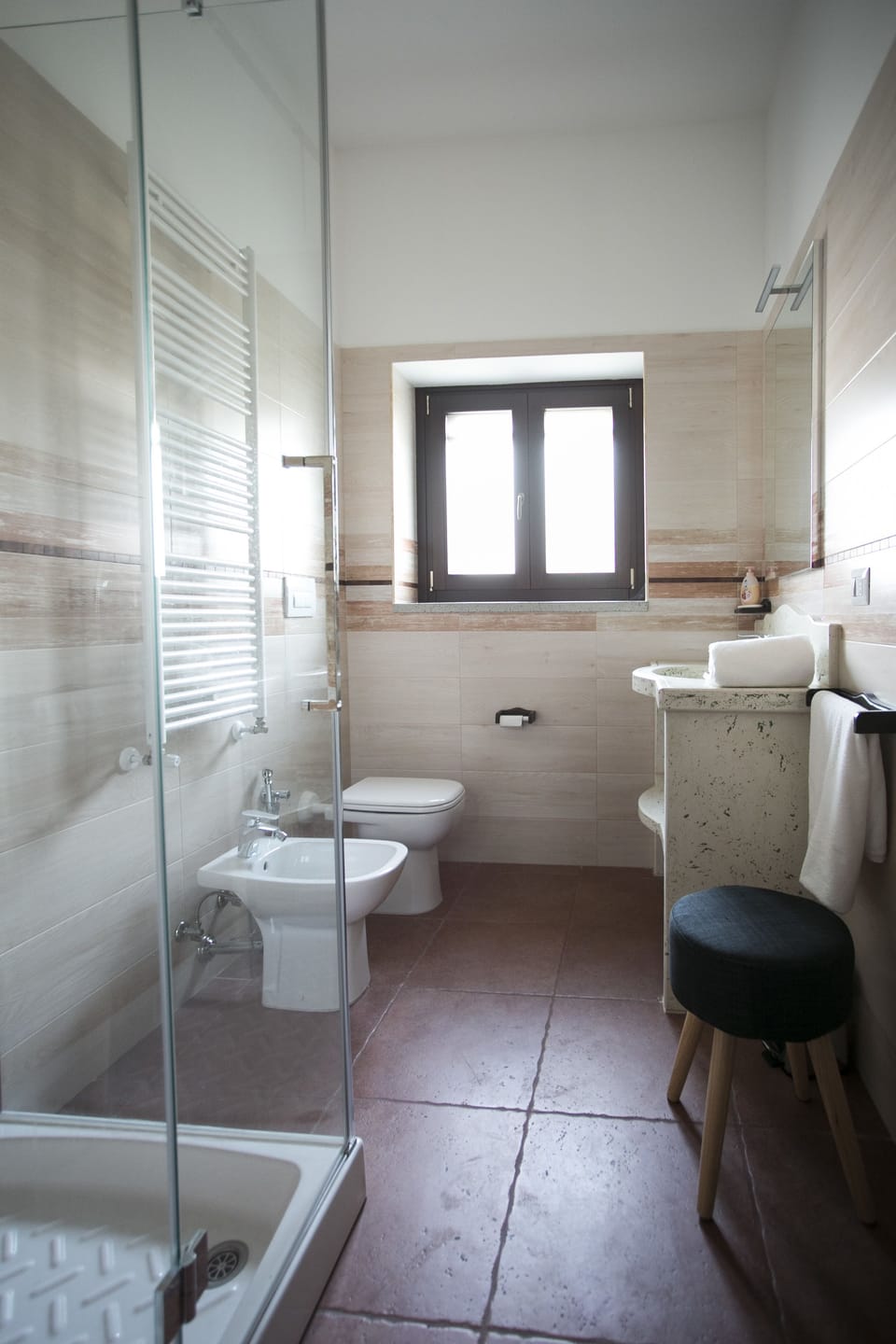 Shower, rainfall showerhead, free toiletries, hair dryer