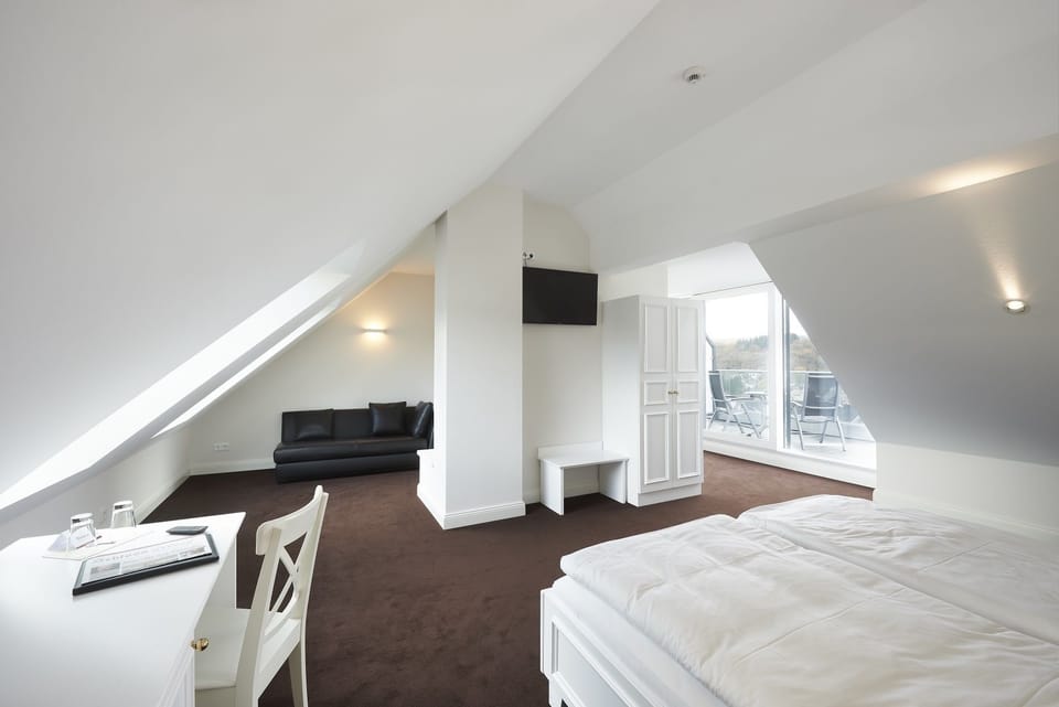 Superior Double Room | In-room safe, desk, free WiFi, bed sheets