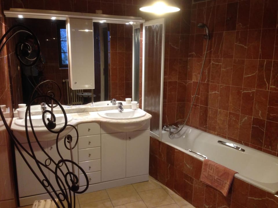 Bathtub, hair dryer, towels