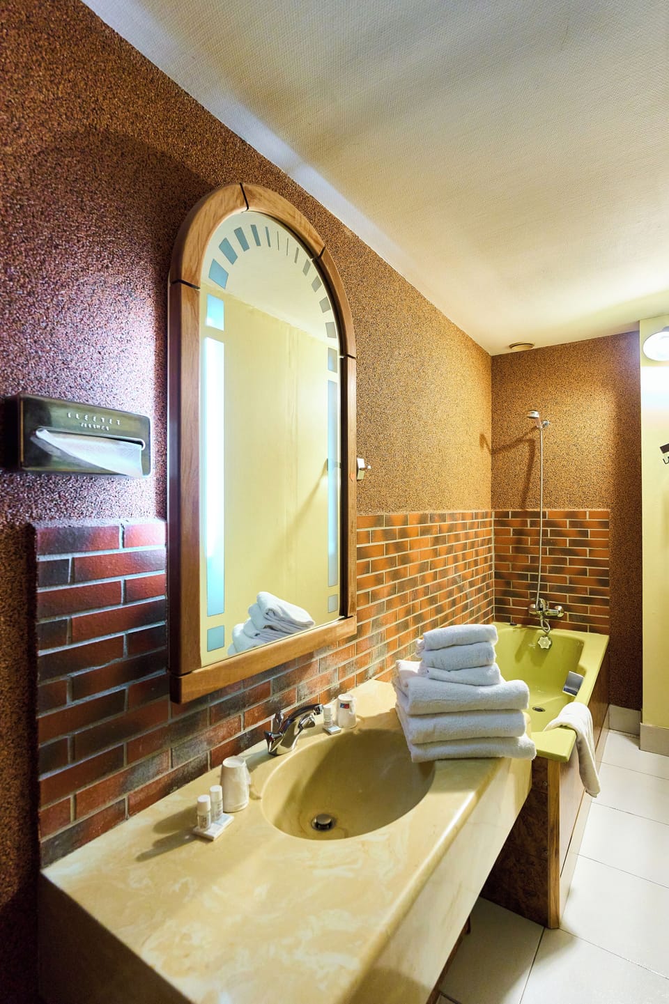 Family Double or Twin Room | Bathroom | Bathtub, free toiletries, hair dryer, towels