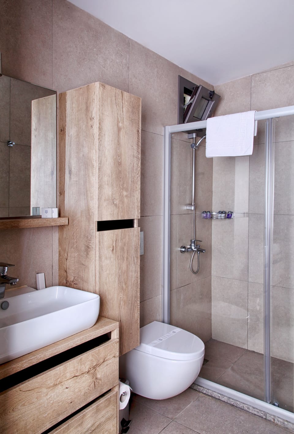 Deluxe Double Room | Bathroom | Shower, free toiletries, hair dryer, slippers